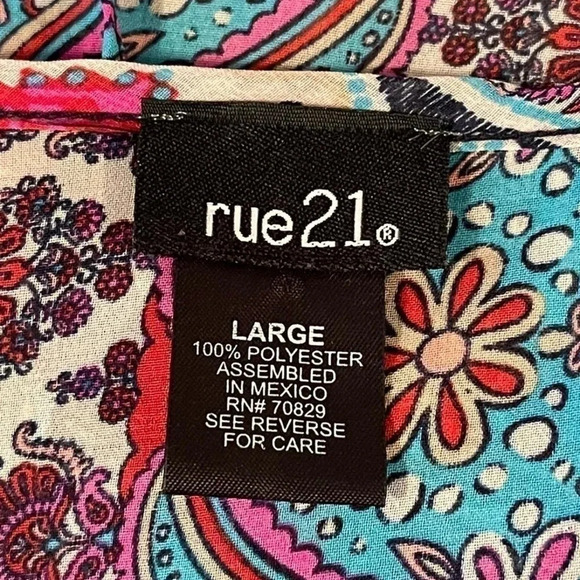 RUE21 Open Back Paisley Blouse with Lace Sleeves. Sheer, lightweight material. - Picture 4 of 7